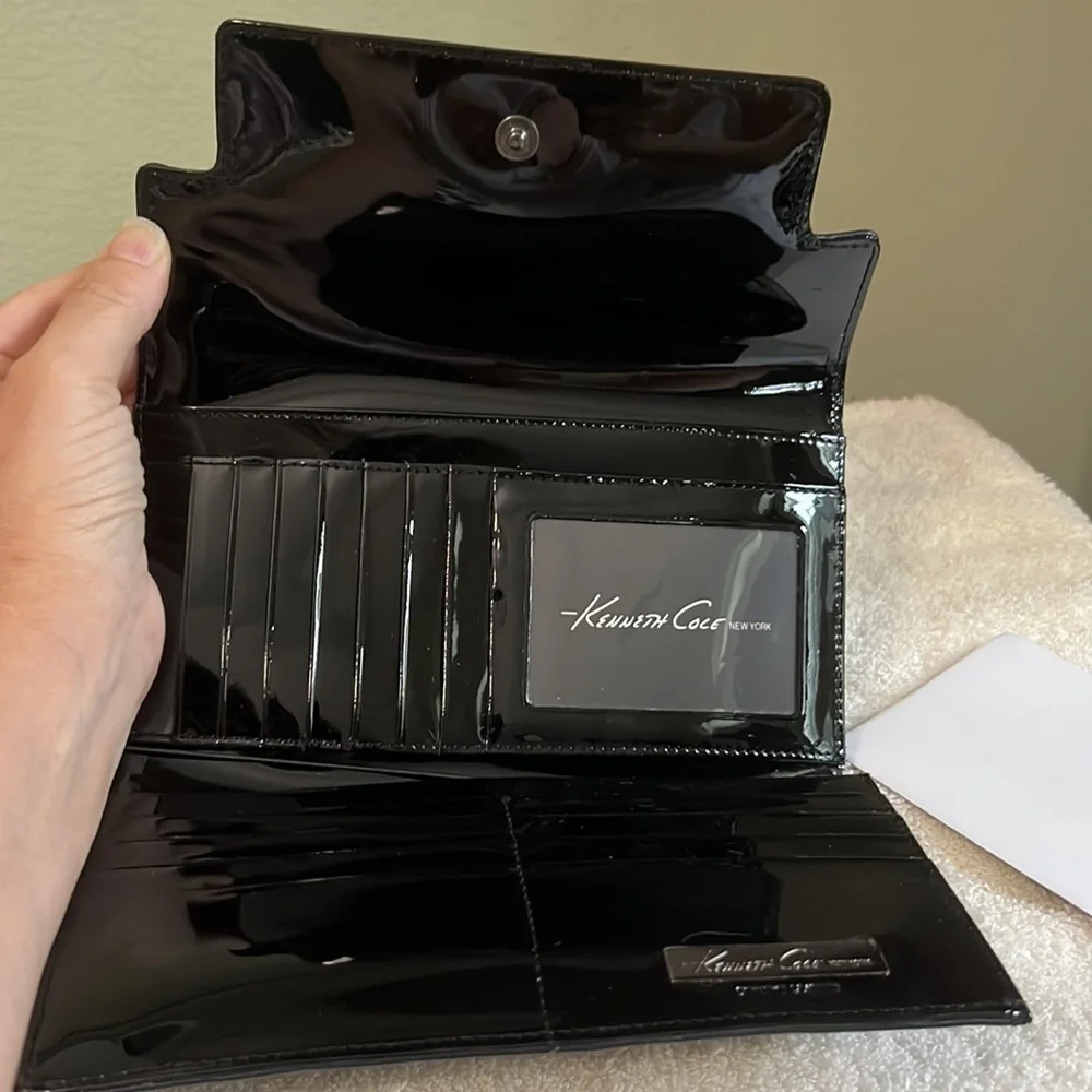 Kenneth Cole Belt Way Wallet In Navy Leather With Black Patent Leather Trim